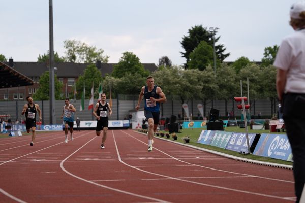 Nico Beckers (LAV Bayer Uerdingen/Dormagen) vor Luca Dieckmann (SSV Ulm 1846) auf der Zielgeraden beim 400mLauf am 07.05.2022 beim Stadtwerke Ratingen Mehrkampf-Meeting 2022 in Ratingen